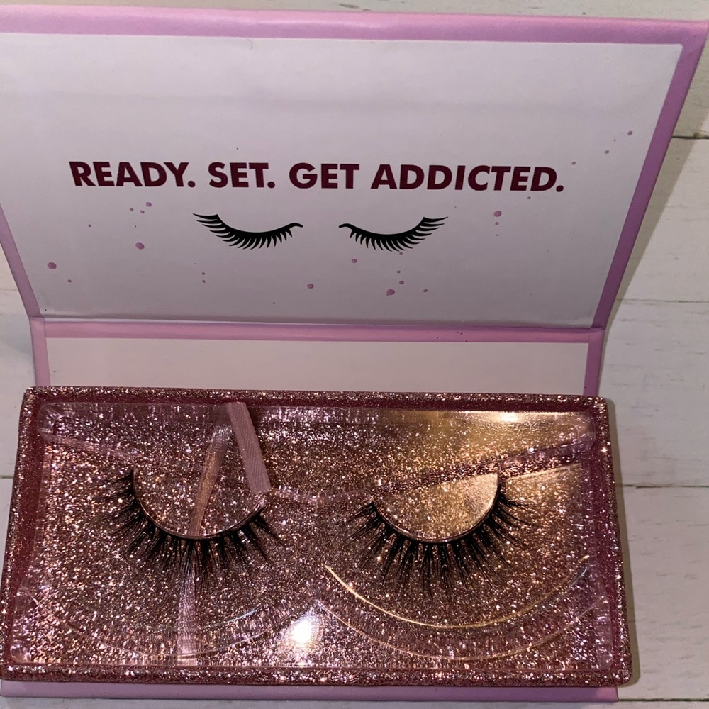 ✅Lashaholic Lashes- they’re real, I swear.